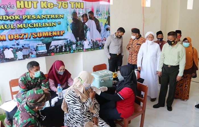 Pengasuh Ponpes Nurul Muchlisin beri edukasi vaksinasi langsung di depan santri.