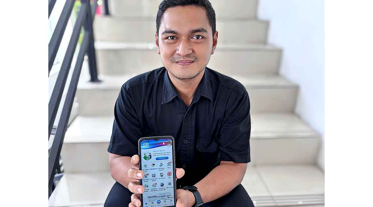 Salah satu peserta JKN dari segmen PPU atau Pekerja Penerima Upah, Hikam Putra.