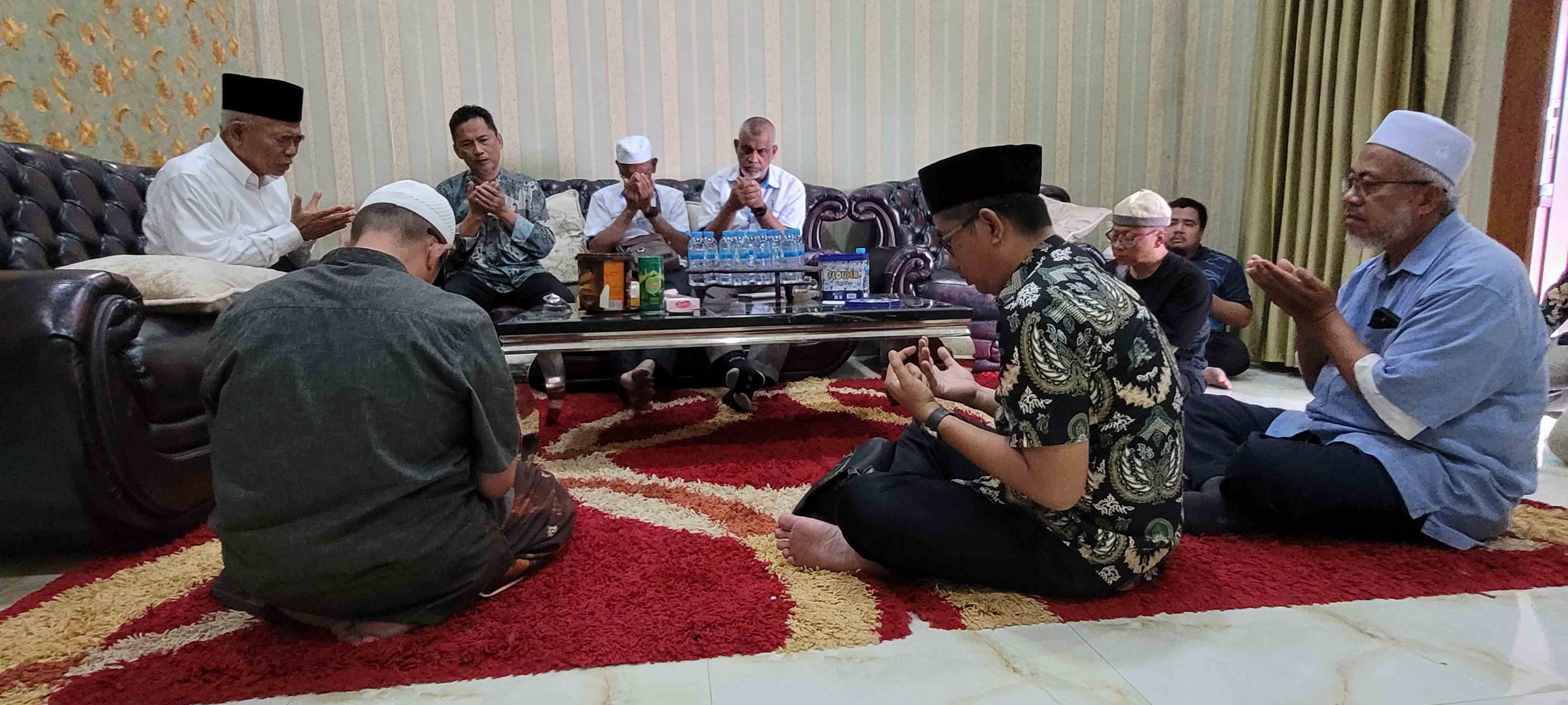 Prof Dr KKH Asep Saifuddin Chalim saat memimpin doa rombongan pimpinan Yayasan Sri Integrasi Hira Rawang Selangor Malaysia di Guest House Kampus Universitas KH Abdul Chalim Pacet Mojokerto, Ahad (5/5/2024). Foto: M Mas