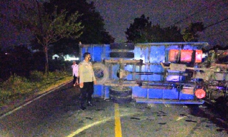 Truk yang mengalami laka tunggal di Jalan Raya Ambat Kecamatan Tlanakan, Pamekasan. 