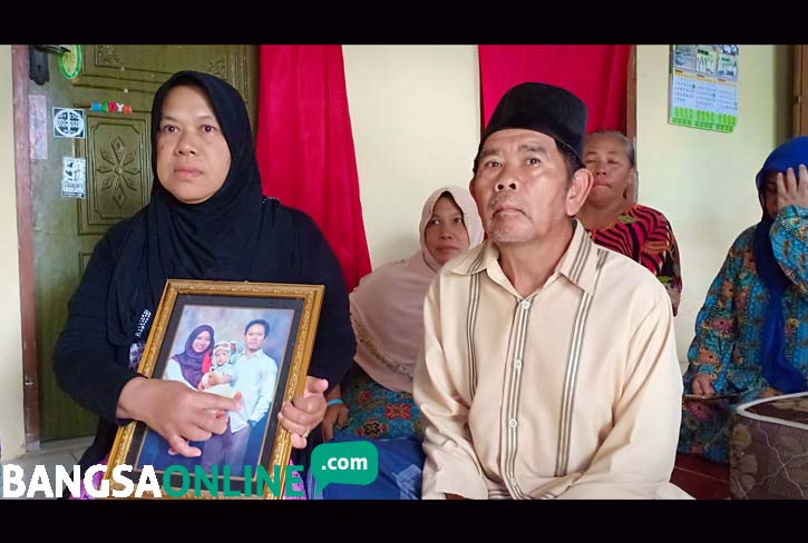 Orang tua korban menunjukkan foto semasa hidup. foto: AKINA/ BANGSAONLINE