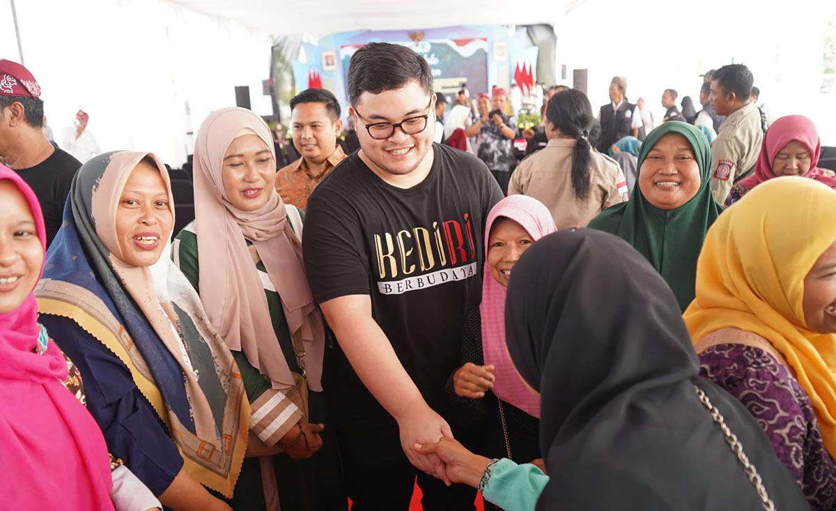 Bupati Kediri Hanindhito Himawan Pramana saat menyapa warganya. 