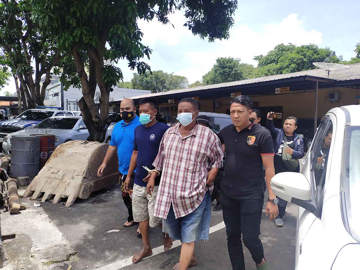Kedua pelaku saat diringkus Satreskrim Polres Tuban.