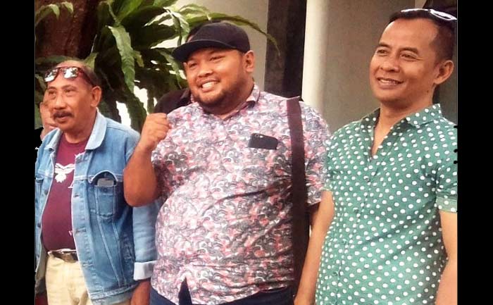 Amrullah, ketua koordinator FRP-APBD Amrullah (tengah) bersama rekan aktivis.