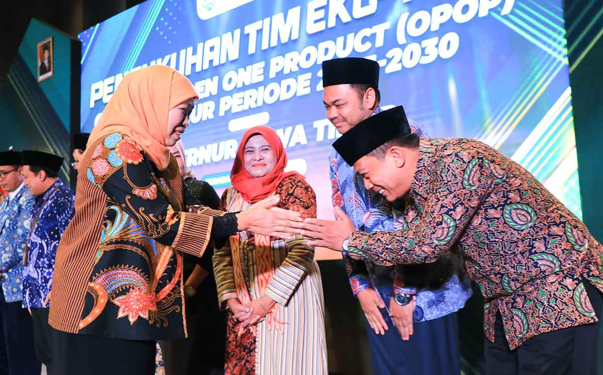 Gubernur Khofifah Kukuhkan Tim Penguatan dan Pengembangan Eko-Tren OPOP Jatim