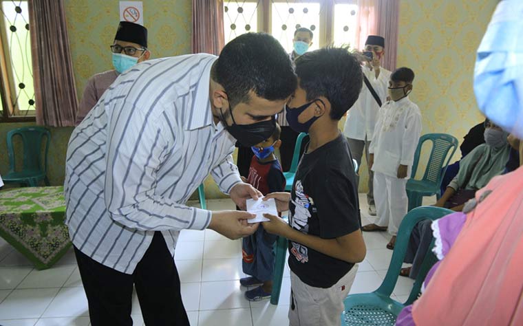 Wali Kota Probolinggo, Habib Hadi Zainal Abidin menyerahkan bantuan secara simbolis. foto: ist.