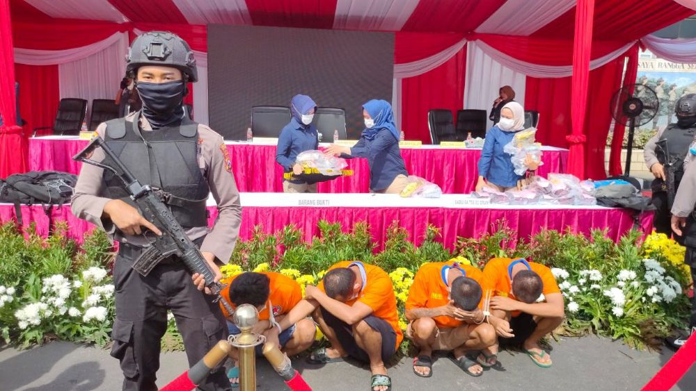 Tersangka dan barang bukti yang dihadirkan dalam konferensi pers Polrestabes Surabaya terkait pengungkapan jaringan narkoba lintas pulau