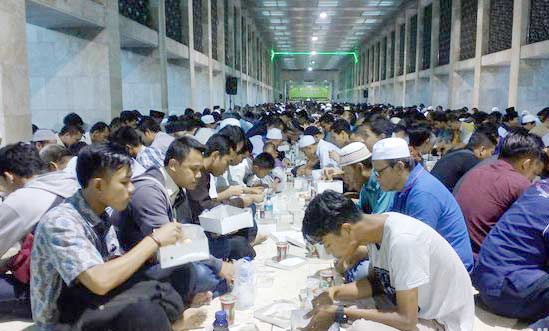 Suasana buka puasa bersama di Masjid Istiqlal. Di hari pertama puasa Ramadan, ribuan orang mendatangi masjid tersebut untuk berbuka puasa bersama. foto: detikcom