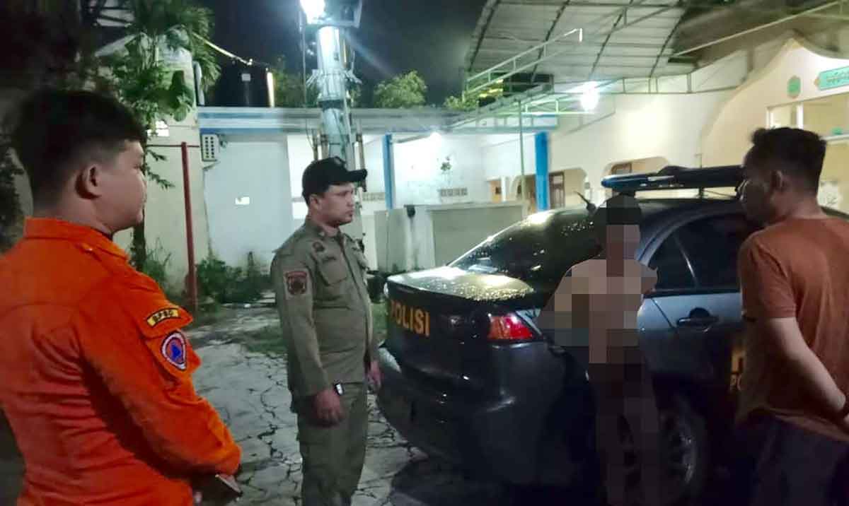 Pelaku yang diamankan warga dan ditangkap di Mapolsek Kenjeran.