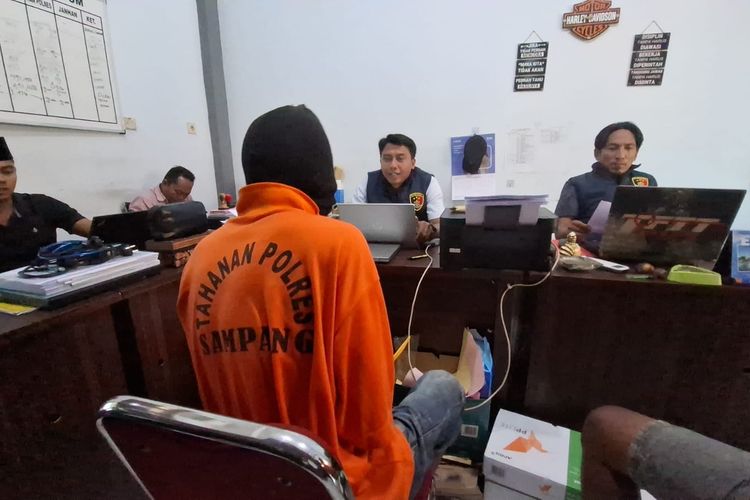 Pelaku saat diperiksa di Mapolres Sampang