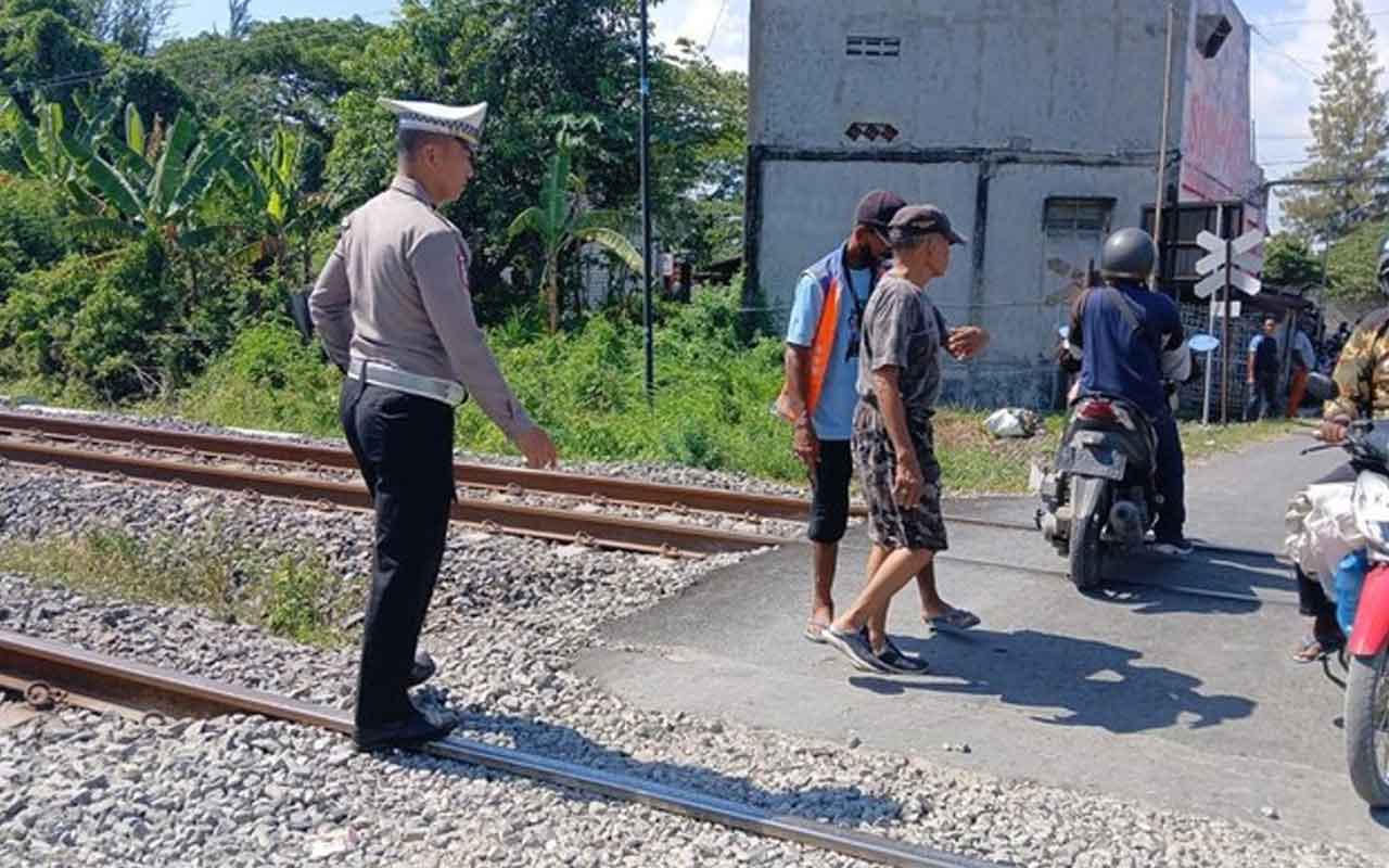 Perlintasan KA di Dusun Bulutrate, Desa Sumurgenuk, Kecamatan Babat, yang mejadi TKP kecelakaan pemotor. Foto: Ist.