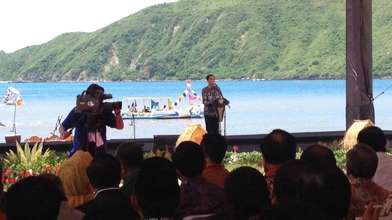 Presiden Jokowi saat memberi sambutan pada HPN di Pantai Kuta, Kawasan Ekonomi Khusus Mandalika, Lombok, Nusa Tenggara Barat, Selasa (9/2/2016). Foto: detik.com
 