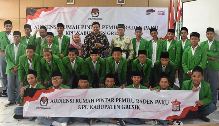 Makmun saat foto bersama siswa MA Mambaus Sholihin Suci. foto: ist
