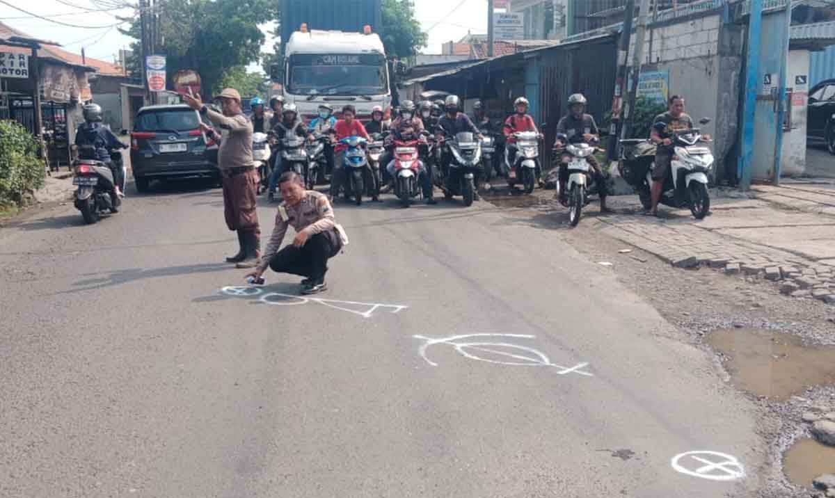 Petugas saat olah TKP kecelakaan di Sidoarjo.