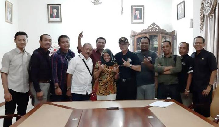 Bupati Kanang saat foto bersama awak media beberapa waktu lalu.