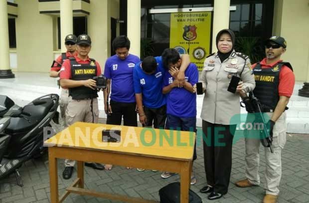 Pelaku curanmor saat digelandang di Polrestabes Surabaya.