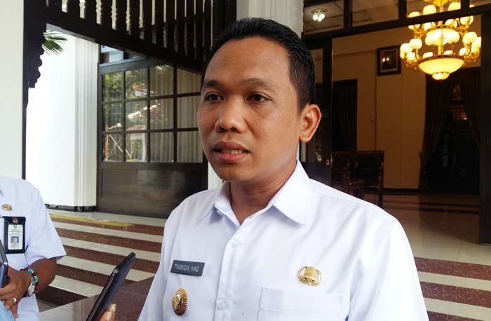 Bupati Lumajang, Thoriqul Haq saat diwawancarai sejumlah awak media.