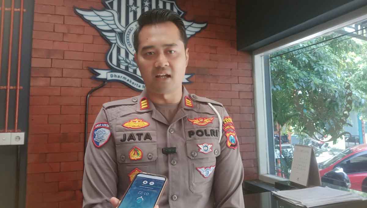 Kasatlantas Polres Kediri, AKP I Made Jata Wiranegara, saat memberi keterangan kepada awak media.