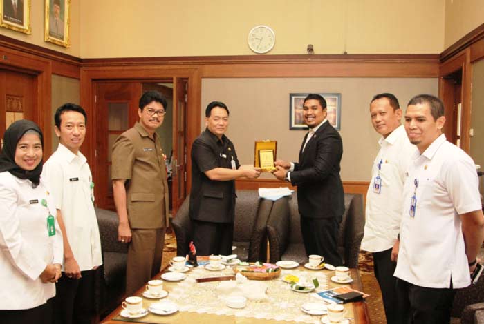 Dr. Ir. Jumadi, M.MT Pj Sekdaprov Jatim saat memberikan Cinderamata kepada Prof Madya Dr. Mior Menteri Penasehat Pendidikan Malaysia di Ruang Kerja Sekda.