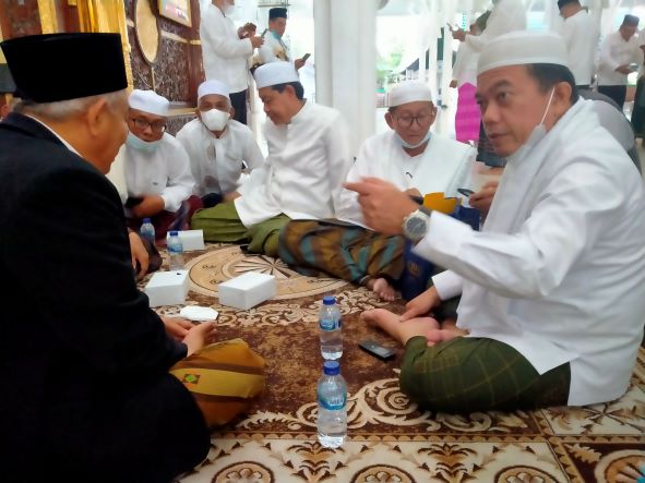 Gubernur Jambi Dr Al Haris tampak sangat serius berdiskusi salat hajat bersama Prof Dr KH Asep Saifuddin Chalim, MA di Masjid Agung Al Falah Jambi, Jumat (11/3/2022). Foto: mma/bangsaonline.com