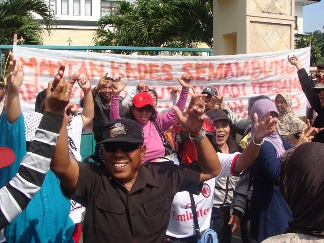 Warga Desa Semambung berjoget caesar, saat demo di Kejari Sidoarjo, Senin (10/3/2014). foto:daryanto/BANGSA ONLINE