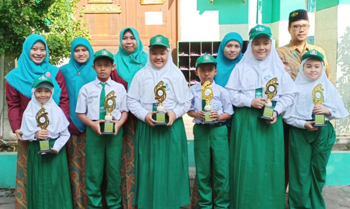 Para juara lomba kelas MINU KH Mukmin Sidoarjo.