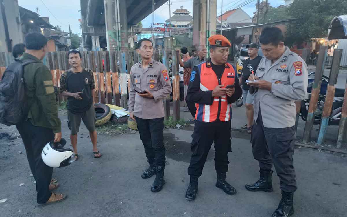 Polisi saat olah TKP kecelakaan di Sidoarjo.