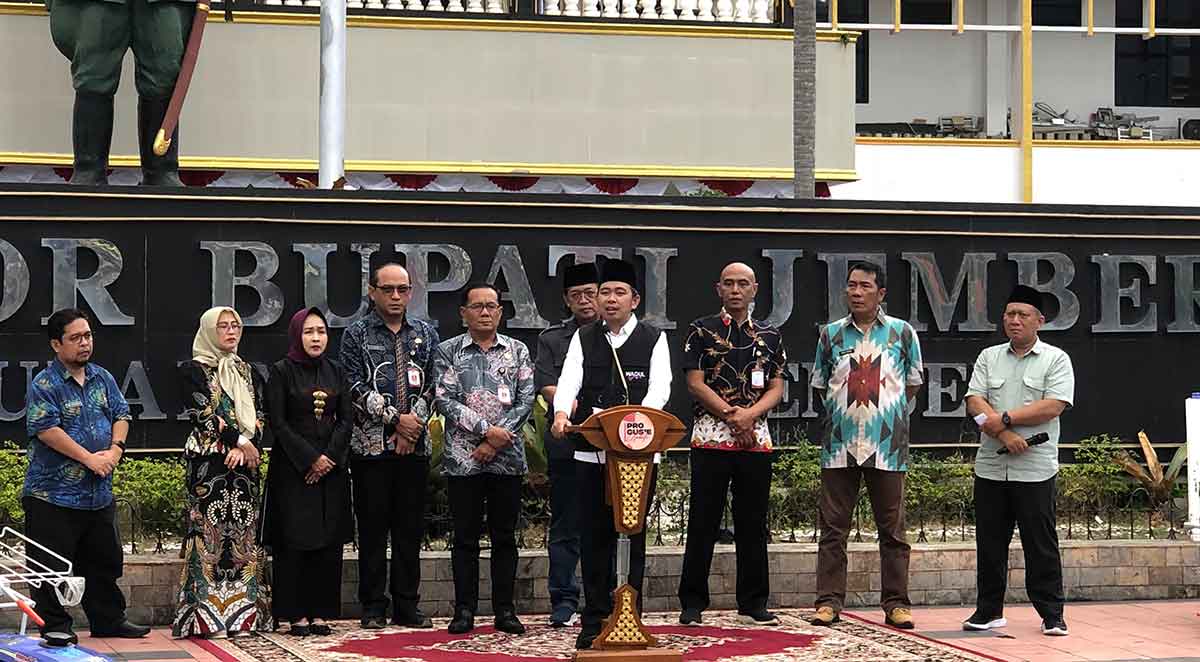 Bupati Jember saat konferensi pers.
