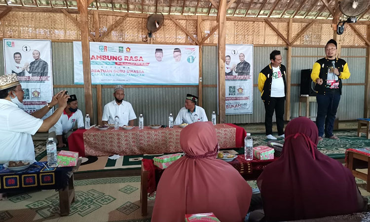 Qosim-Alif ketika menyapa para pendukung di Banyuurip, Ujungpangkah. (foto: ist)