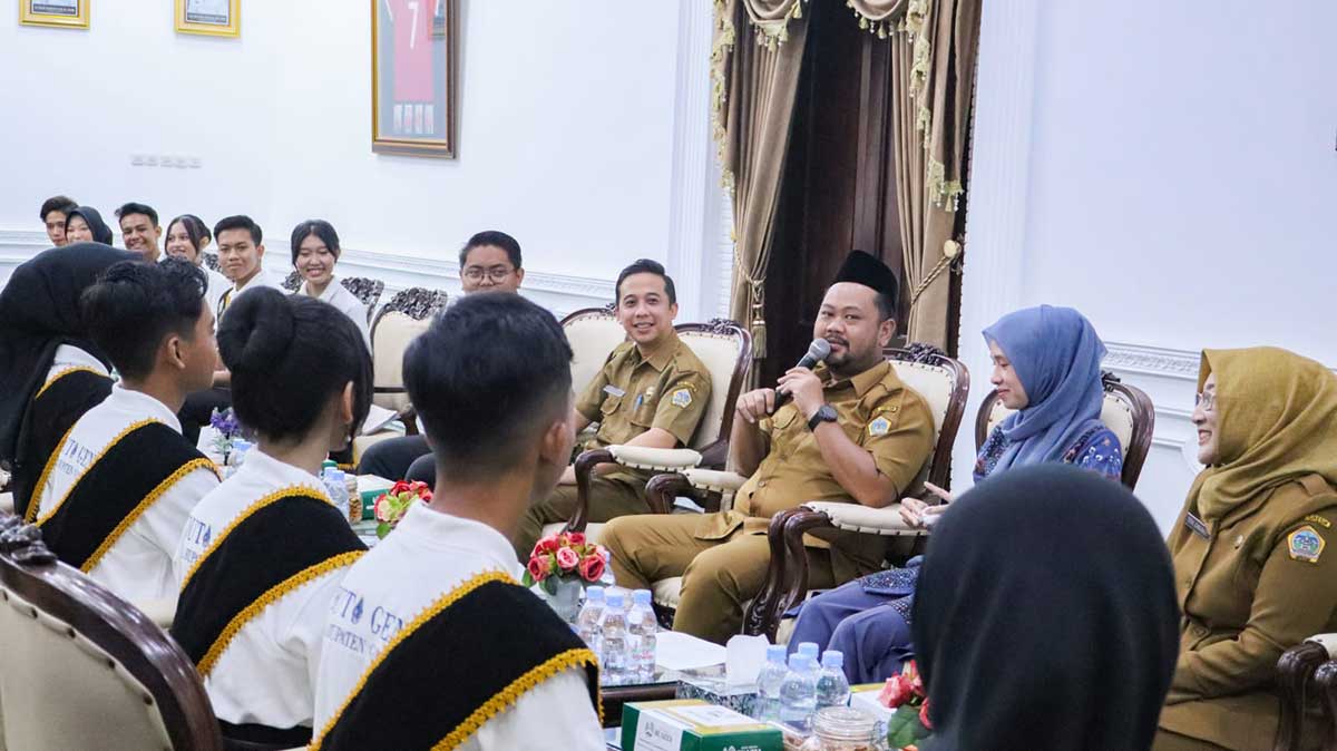 Bupati Gresik saat memberikan pembekalan untuk Finalis Duta Genre 2026. Foto: Ist