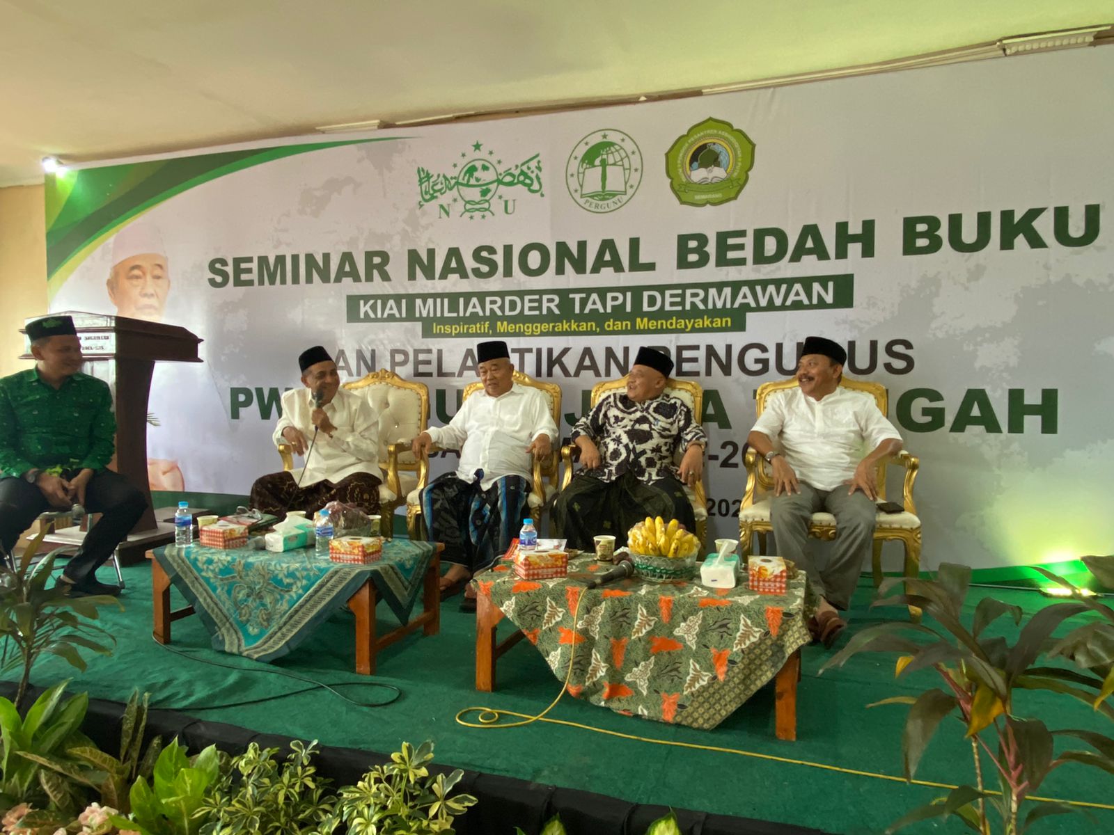 DARI KANAN KE KIRI: M Mas