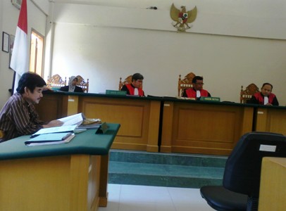 dr Bambang dalam persidangan, kemarin. foto:dhanny/BANGSAONLINE