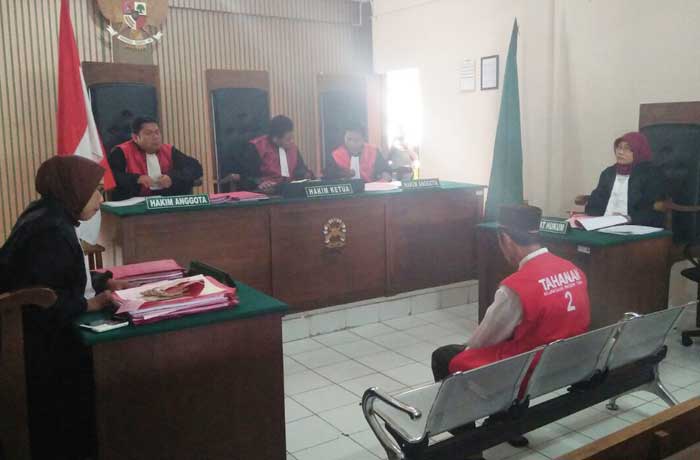 Terdakwa saat disidang di Pengadilan Negeri Tuban.