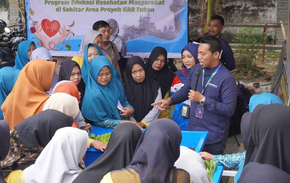 Tim CSR PRPP saat memberikan arahan cara budi daya tanaman menggunakan media akuaponik.