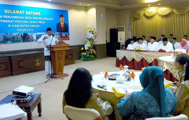 Bupati Sambari memberikan paparan di hadapan tim penilai Jatim. foto: syuhud/ BANGSAONLINE