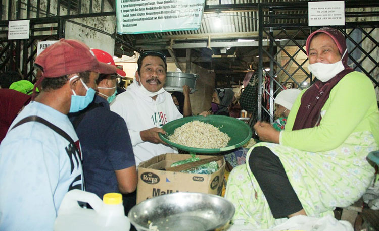 Cabup Qosim saat menyapa pedagang di Pasar Tambak Pulau Bawean. (foto: ist)