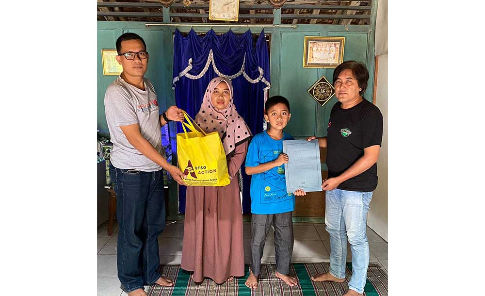 Ketua PWI Tuban, Suwandi bersama pengurus lainnya saat menyerahkan santunan kepada keluarga almarhum wartawan di Kabupaten Tuban.