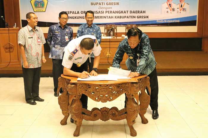 Bupati Gresik Sambari HR bersama Kadishub Andhy Hendro Wijaya saat menandatangani perjanjian kinerja tahun 2018.