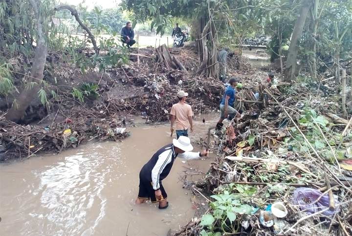 Pembersihan sampah dan lumpur di Dam Ngguyangan, Kraton.
