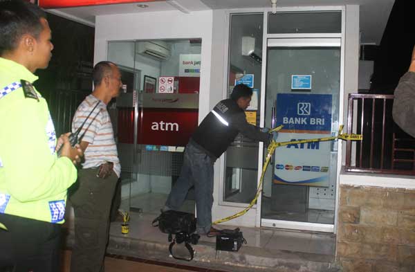 Petugas saat memasang police line. (foto: suwandi/BANGSAONLINE)