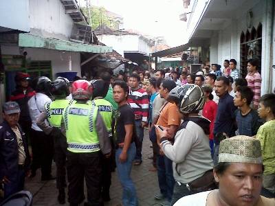 ?Polisi mencoba mengamankan situasi di TKP. Foto:rusmiyanto/BANGSAONLINE