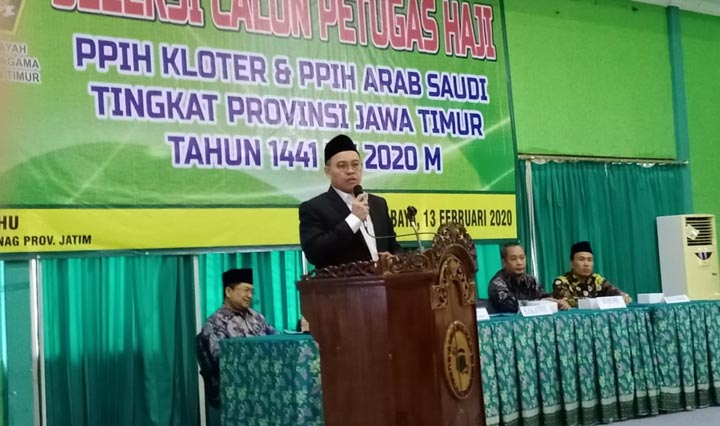 Kakanwil Kemenag Provinsi Jawa Timur Ahmad Zayadi saat membuka seleksi petugas haji tahap 2 Tingkat Provinsi Jawa Timur di Hall Mina Asrama Haji Embarkasi Surabaya (AHES), Kamis (13/2). foto: ist