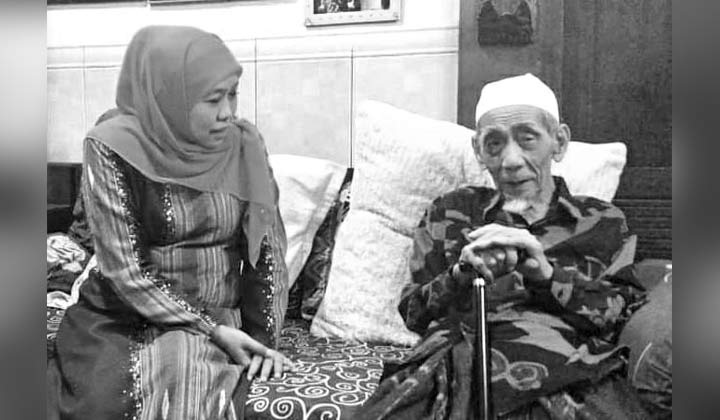 Foto kenangan Khofifah bersama Mbah Moen semasa hidup. foto: ist