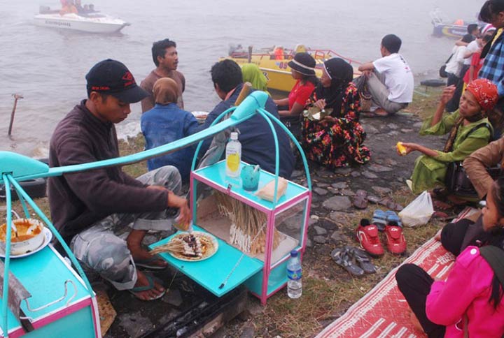 Pedagang sate di seputar obyek wisata Telaga Sarangan.