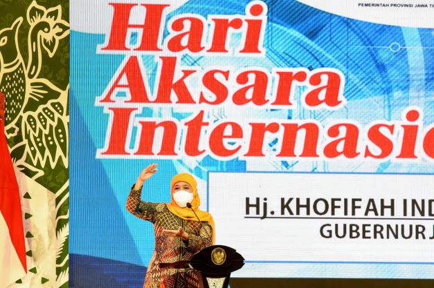 Gubernur Jawa Timur Khofifah Indar Parawansa saat memberikan sambutan pada peringatan Hari Aksara Internasional ke-56 Tingkat Provinsi Jawa Timur Tahun 2021 yang diselenggarakan di Ballroom Hotel el Royale Kabupaten Banyuwangi, Sabtu (30/10). Foto: humas pemprov jatim