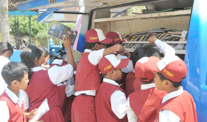 Murid-murid Sekolah Dasar (SD) Kedungsalam berebut buku di mobil pintar.