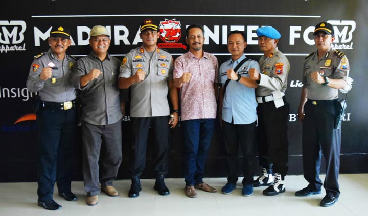 Kapolres Pamekasan AKBP Djoko Lestari bersama panitia ketika melakukan peninjauan Stadion Gelora Madura Ratu Pamelingan (SGMRP).