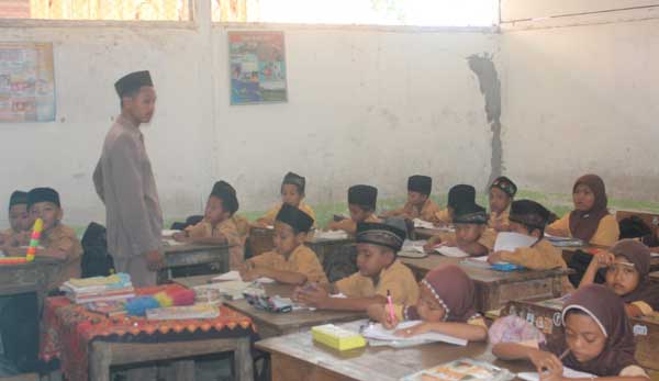 Nasib siswa dan guru MI Mambaul Ulum Dingil, Kecamatan Jatirogo yang masih belajar di kelas yang sudah reyot dan serba terbatas. foto: suwandi/ BANGSAONLINE
