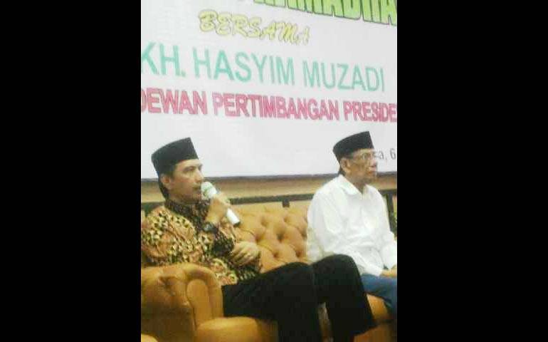 KHA Hasyim Muzadi (kanan) dan Direktur Utama PT Garam Usman Perdanakusuma, MBA. Foto:  HARIAN BANGSA