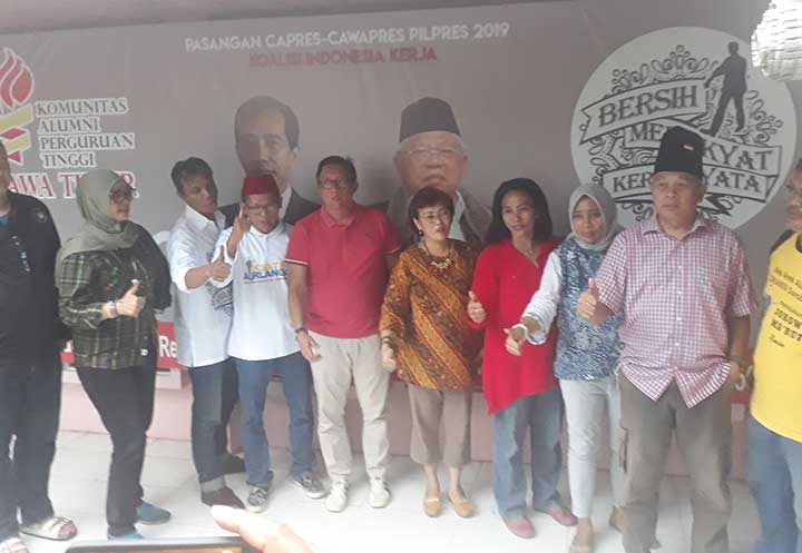 Ketua FAJ 01, Ermawan Wibisono (kaos merah) bersama panitia deklarasi dukungan alumni perguruan tinggi se-Jatim menggelar jumpa pers di posko FAJ 01. foto: DIDI ROSADI/ BANGSAONLINE